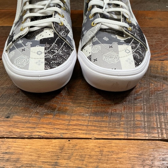 Vans Sk8-Hi Patchwork Bandana Skull High-Top Sneakers (Men’s 10.5 / Women’s  12) - Picture 3 of 11